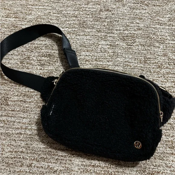 Lululemon Sherpa Belt Bag - Picture 1 of 3